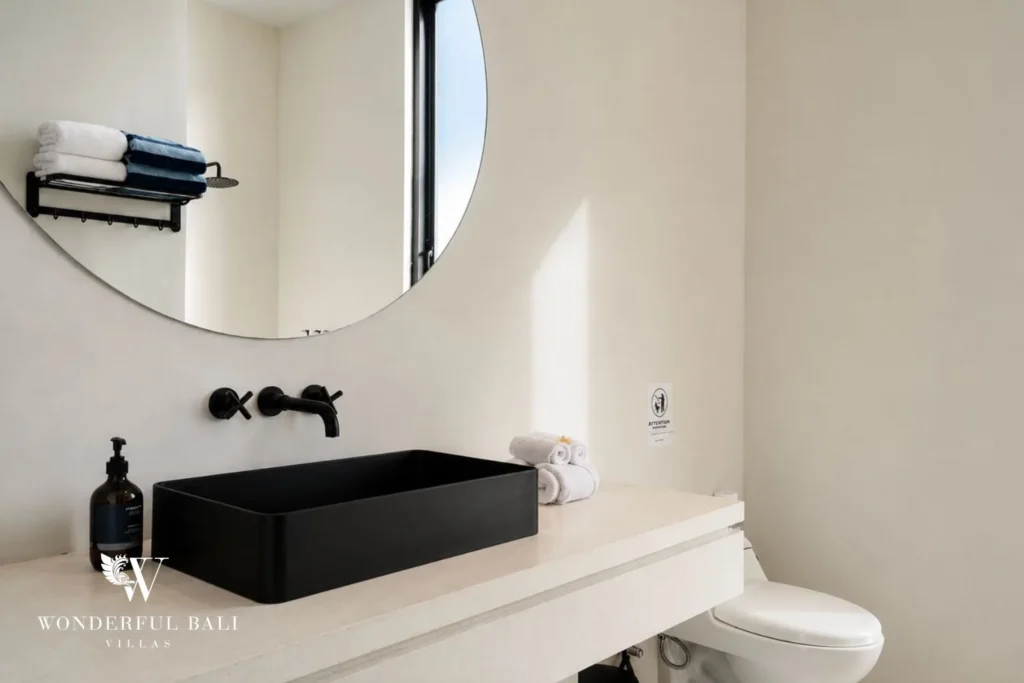 3BR ocean-view villa in Seseh — en suite bathroom with round mirror
