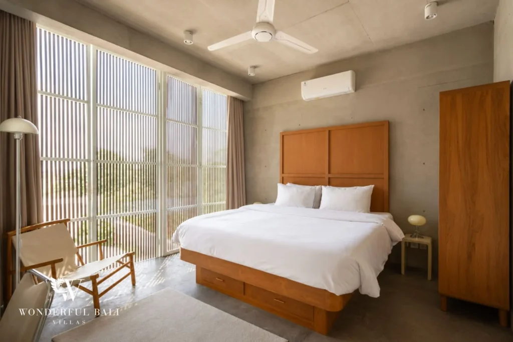 3BR modern villa in Pererenan — en suite bathroom with walk in shower