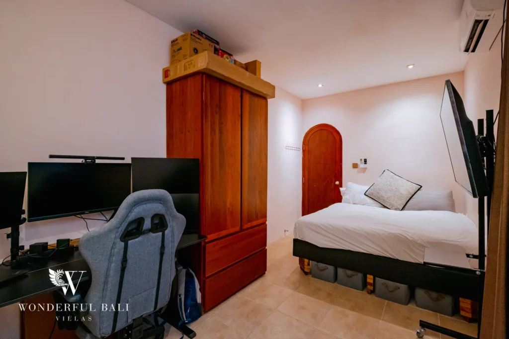 4BR villa for rent in Padonan, Canggu — bedroom 4 media