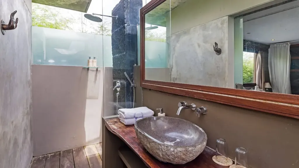 En-suite bathroom off bedroom 3 at Villa Yoga, Seminyak
