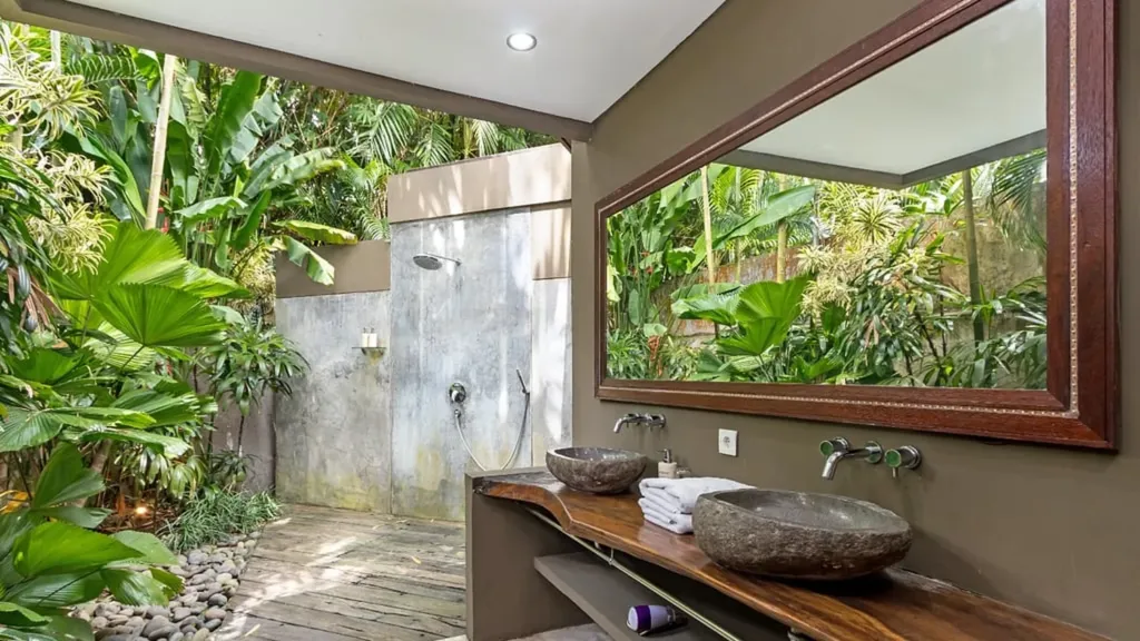 En-suite bathroom off bedroom 4 at Villa Yoga, Seminyak