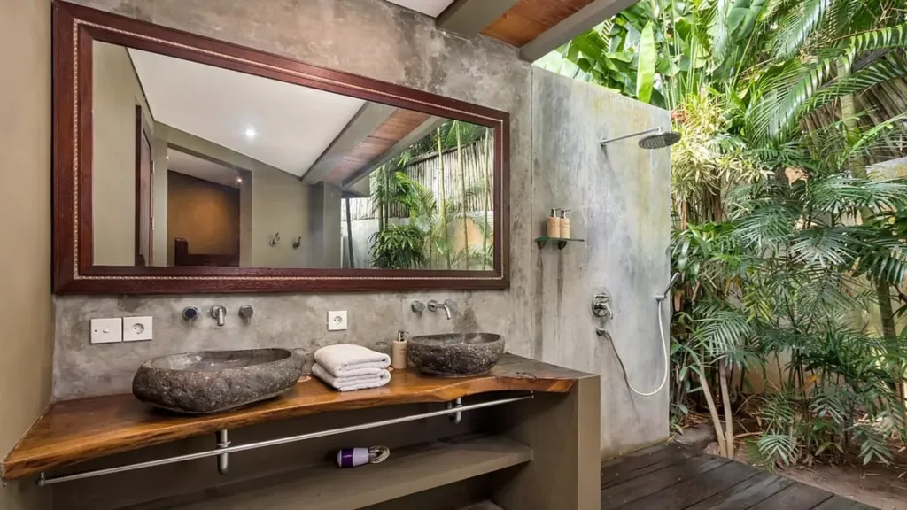 En-suite bathroom off bedroom 5 at Villa Yoga, Seminyak
