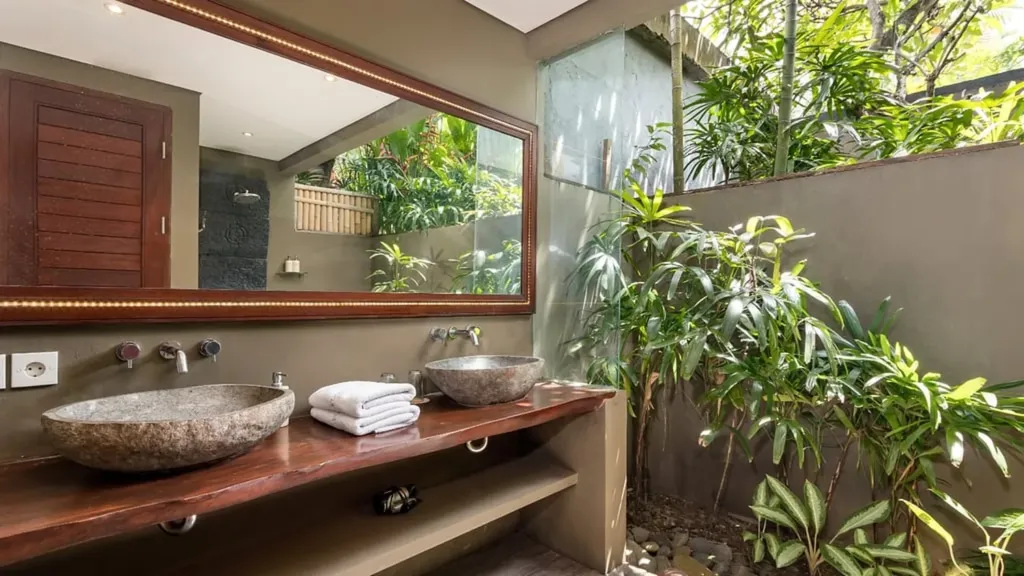 En-suite bathroom off bedroom 7 at Villa Yoga, Seminyak
