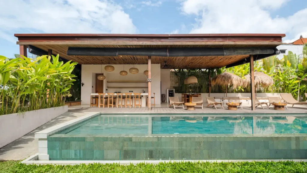 Thatched bar pavilion beside the pool at Lexington Palace Villa