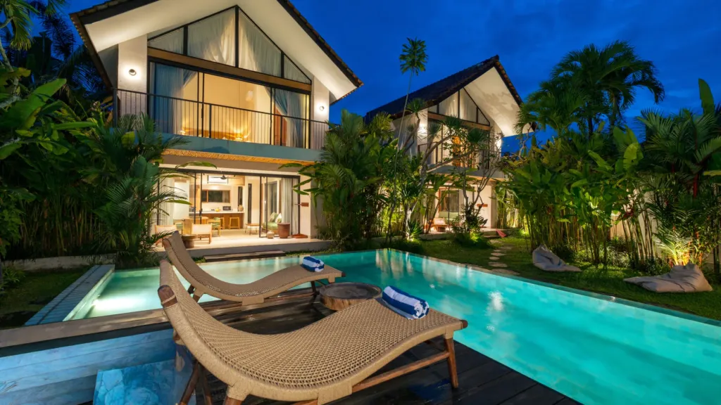 Lexington Palace Villa, Uluwatu — pool, lounge seating at twilight at Lexington Palace Villa