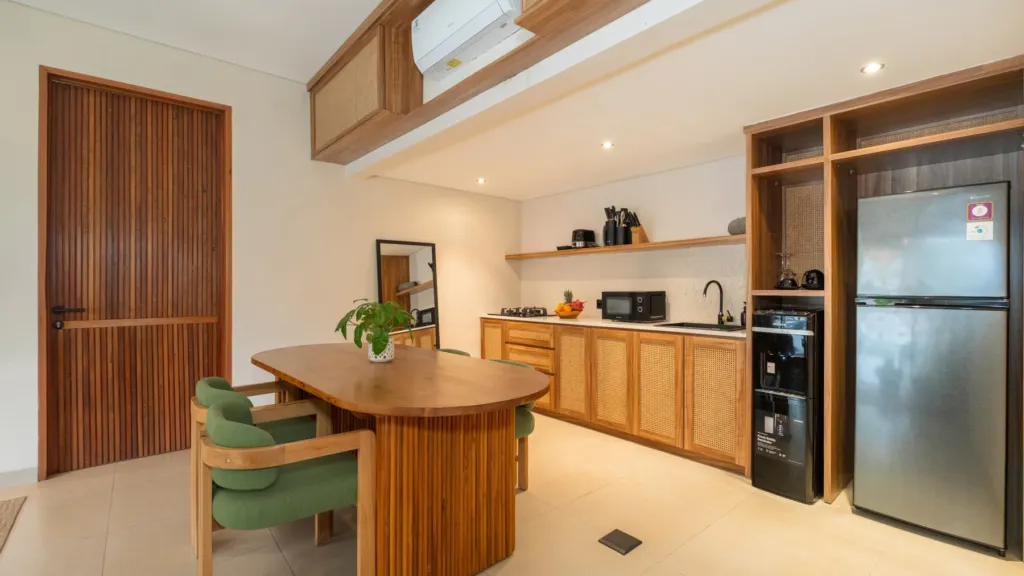 Lexington Palace Villa, Uluwatu — kitchen, dining table at Lexington Palace Villa