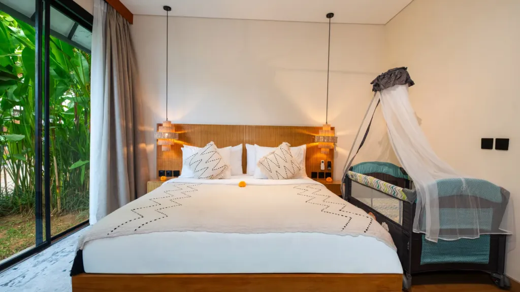 Lexington Palace Villa, Uluwatu — bedroom, king bedroom opening onto the garden at Lexington Palace Villa