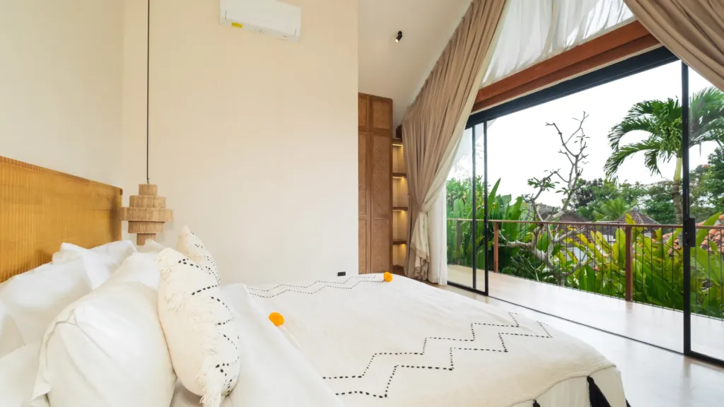 Lexington Palace Villa, Uluwatu — bedroom, king bedroom opening onto a balcony at Lexington Palace Villa