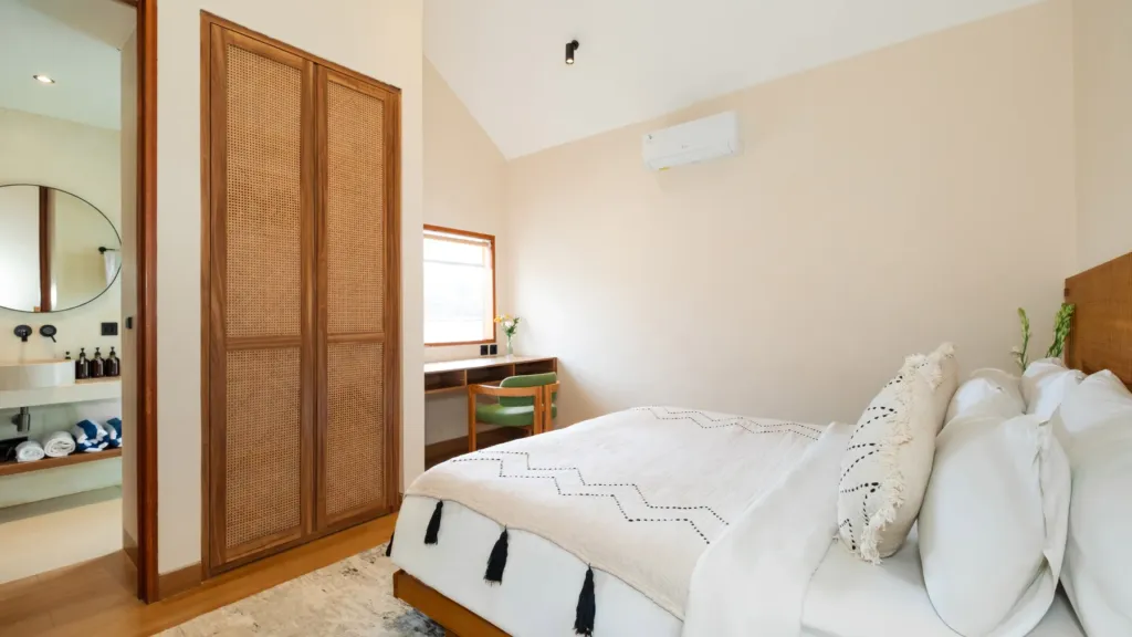 Lexington Palace Villa, Uluwatu — bedroom, king bedroom looking through to its en-suite at Lexington Palace Villa