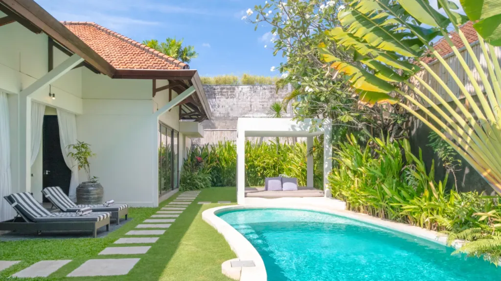 Sun loungers on the lawn beside the pool at Villa Alice Satu