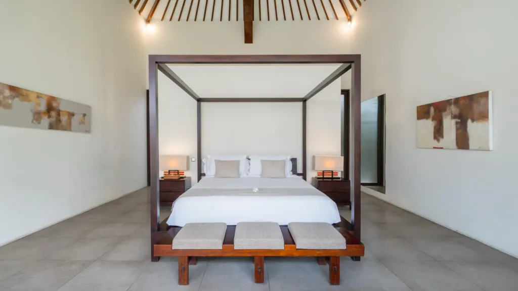 Dark-wood four-poster king bed in a bedroom at Villa Alice Satu