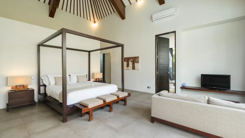 King bedroom with a sofa and television at Villa Alice Satu