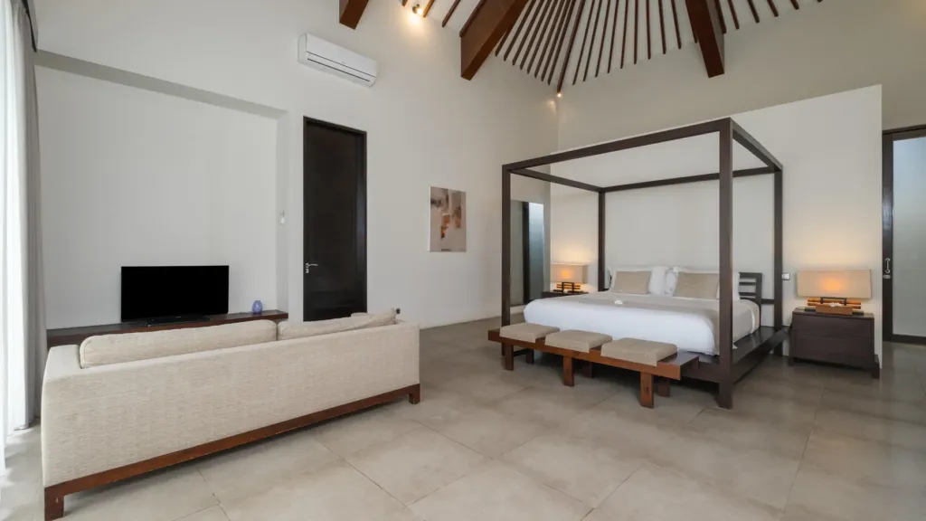 Second king bedroom with a sofa and television at Villa Alice Satu