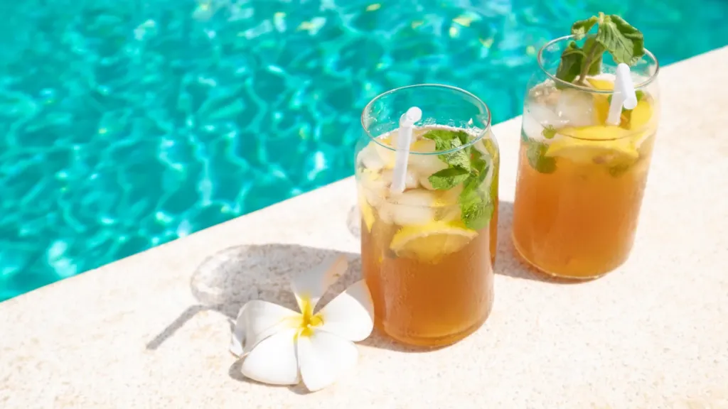 Fresh drinks at the edge of the pool at Villa Alice Satu