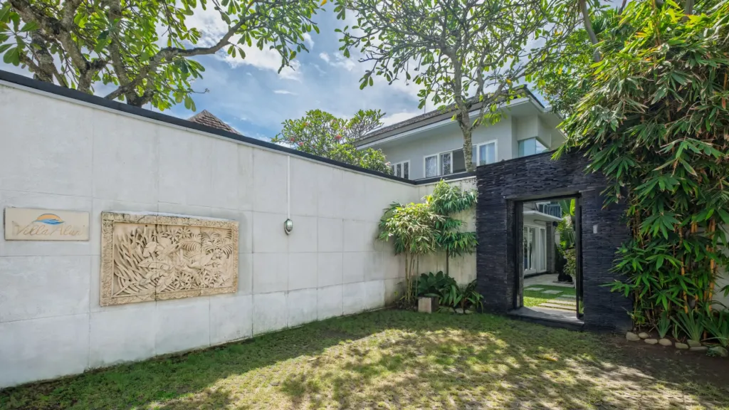 Villa Alun, Batu Belig — entrance, carved stone relief and black-slate gateway