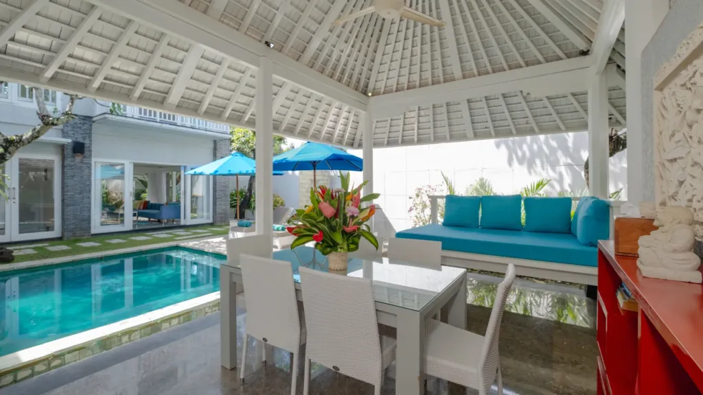 Villa Alun, Batu Belig — pool, poolside bale with a dining table and turquoise daybed