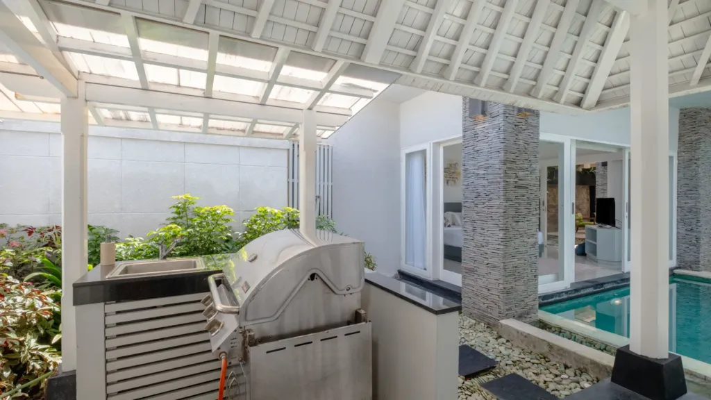 Villa Alun, Batu Belig — pool, barbecue station and prep counter beside the water