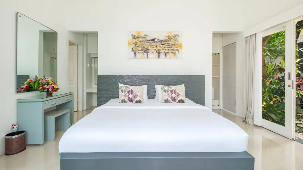 Villa Alun, Batu Belig — bedroom, king bed with a dressing table and garden doors