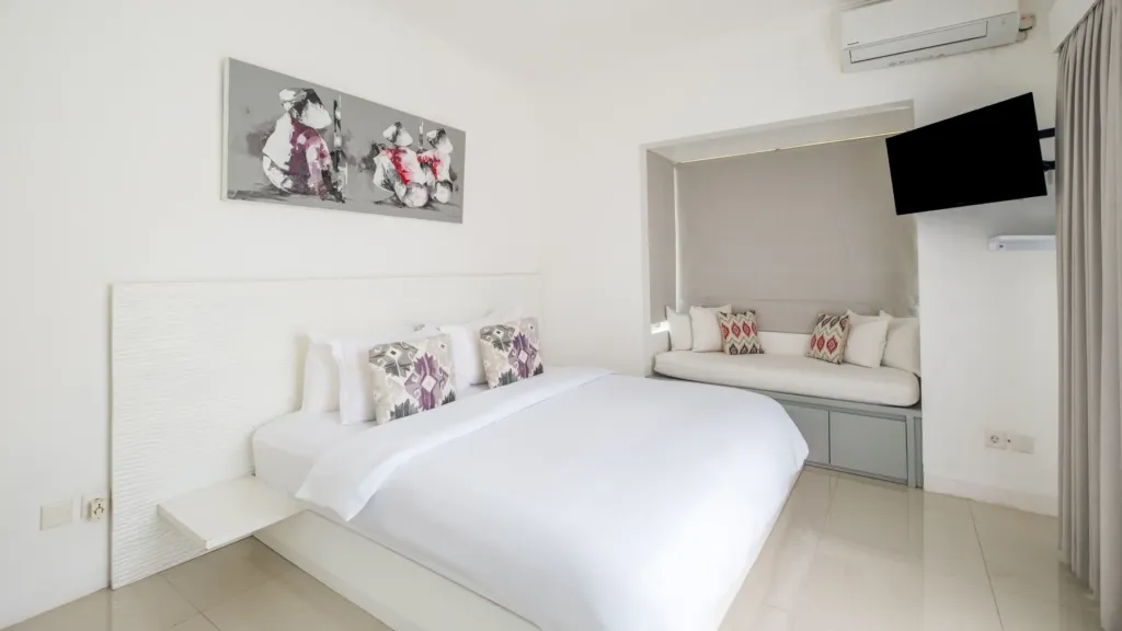 Villa Alun, Batu Belig — bedroom, upstairs queen with a built-in window seat and Smart TV