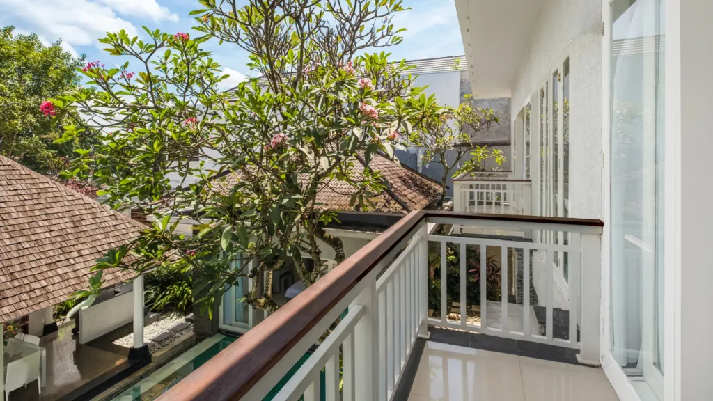 Villa Alun, Batu Belig — bedroom, balcony looking over the pool and frangipani trees