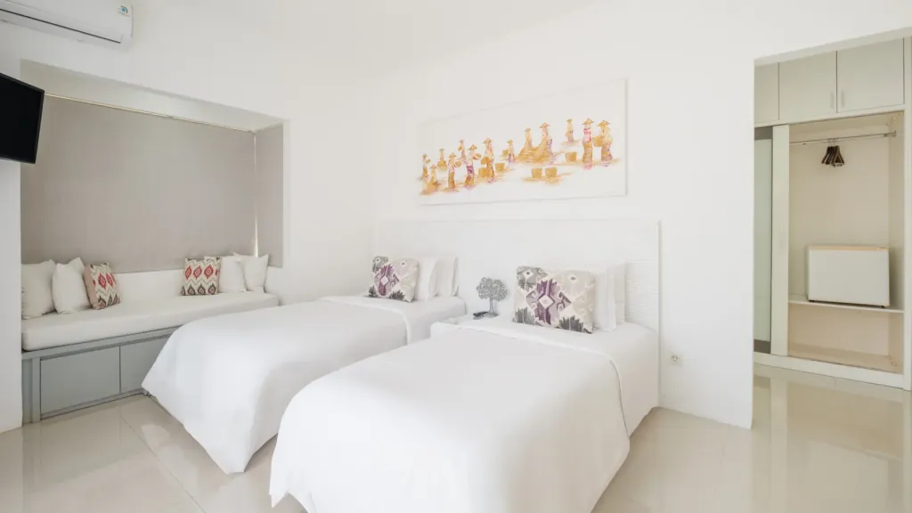Villa Alun, Batu Belig — bedroom, upstairs twin with a window seat and wardrobe
