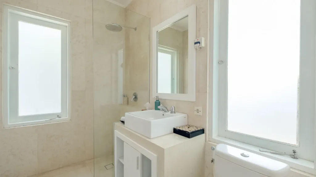 Villa Alun, Batu Belig — bathroom, vessel basin and walk-in rain shower