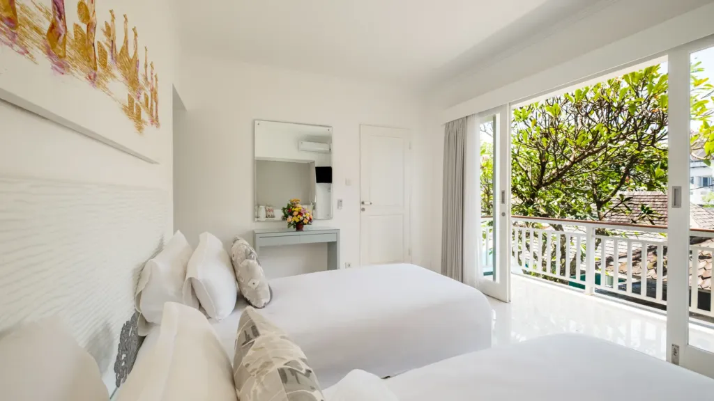 Villa Alun, Batu Belig — bedroom, twin room opening onto its own balcony