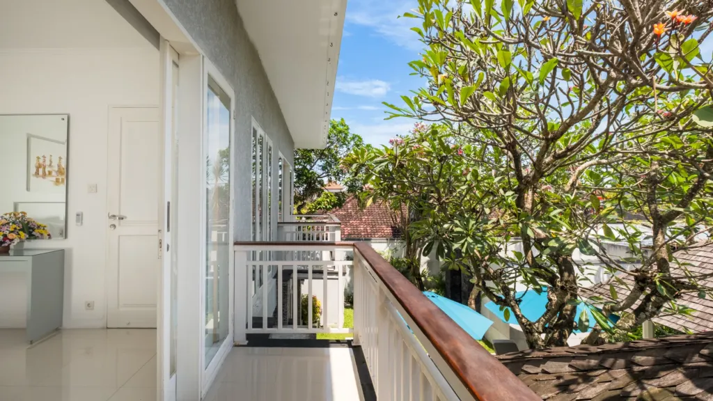 Villa Alun, Batu Belig — bedroom, balcony above the pool and the bale roof