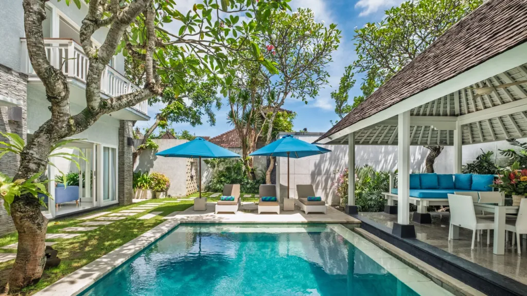 Villa Alun, Batu Belig — pool, thatched bale and the two-storey wing