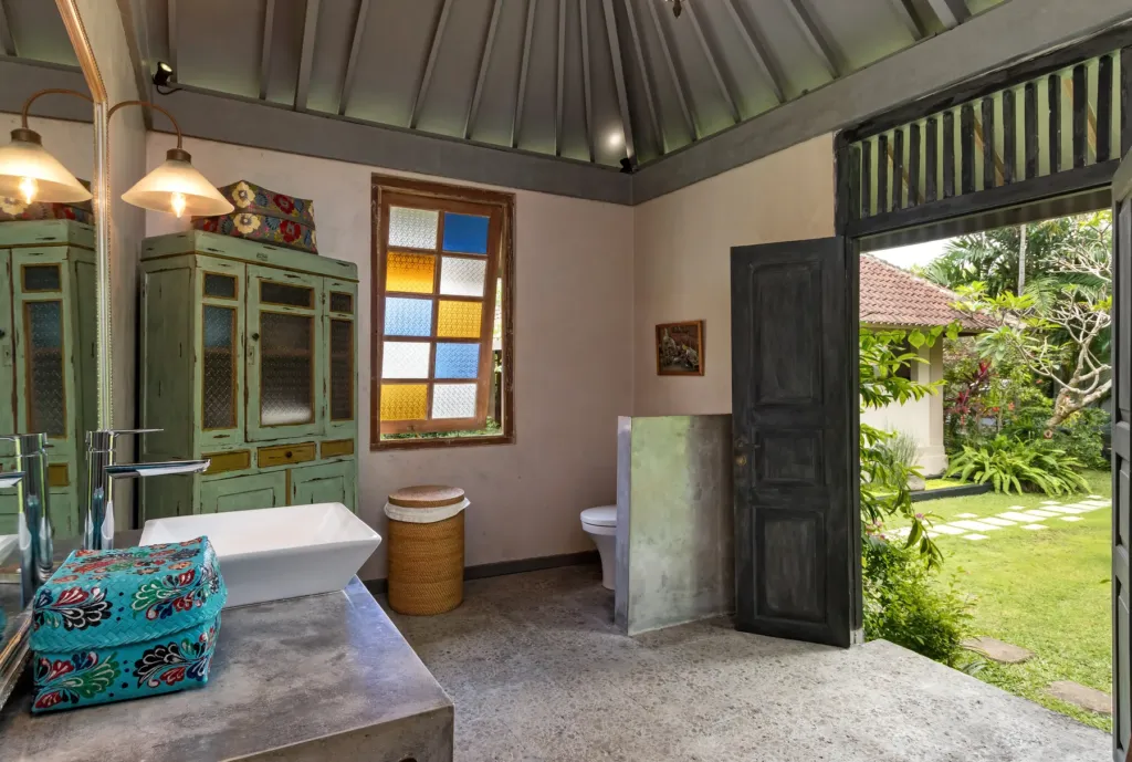 Semi-open en-suite at Villa Koyama with bathtub and garden doorway