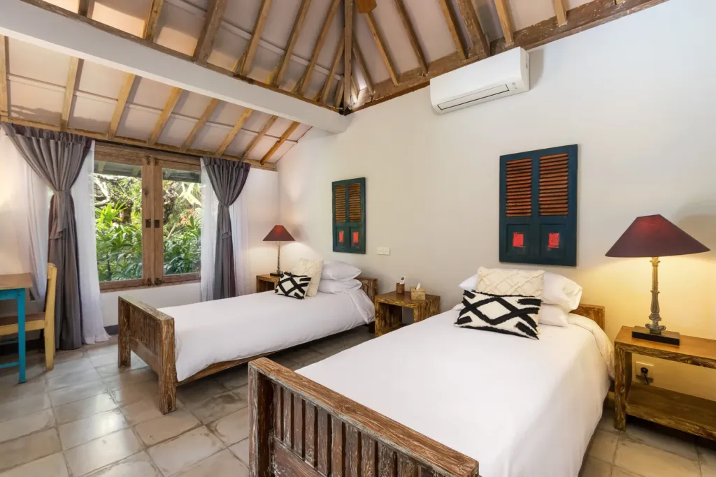 Twin bedroom at Villa Koyama with two single beds and air conditioning