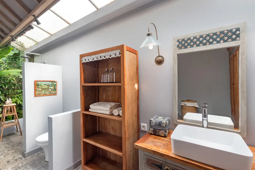 En-suite bathroom serving the twin room at Villa Koyama