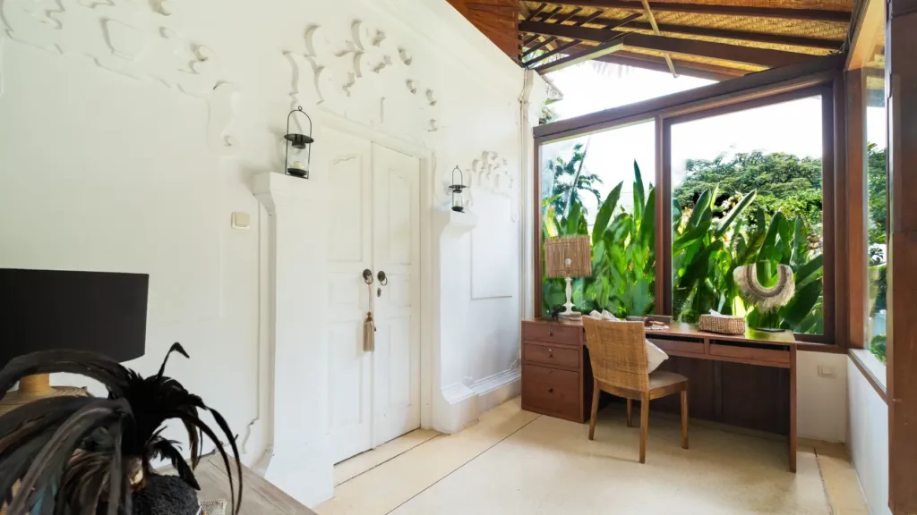 Small study at Villa Mogi with a desk, separate from the living areas