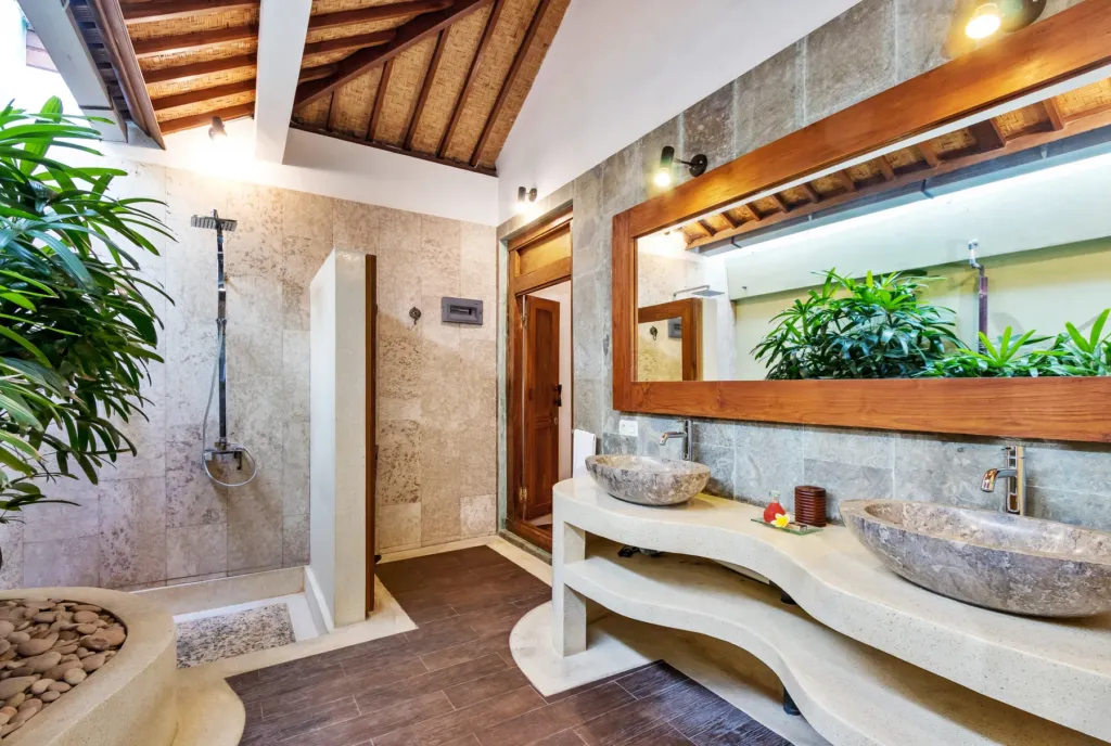 En-suite bathroom at Villa Shantika with a shower open to the planting