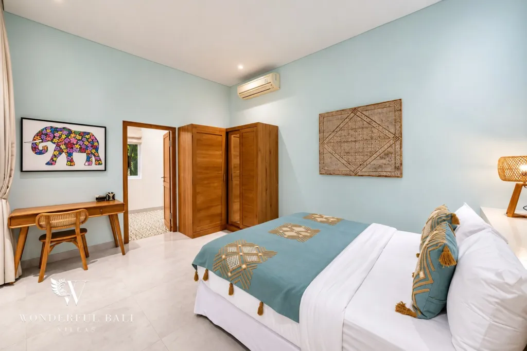 5BR villa for rent in Bumbak, Umalas — bedroom, bedroom with a writing desk