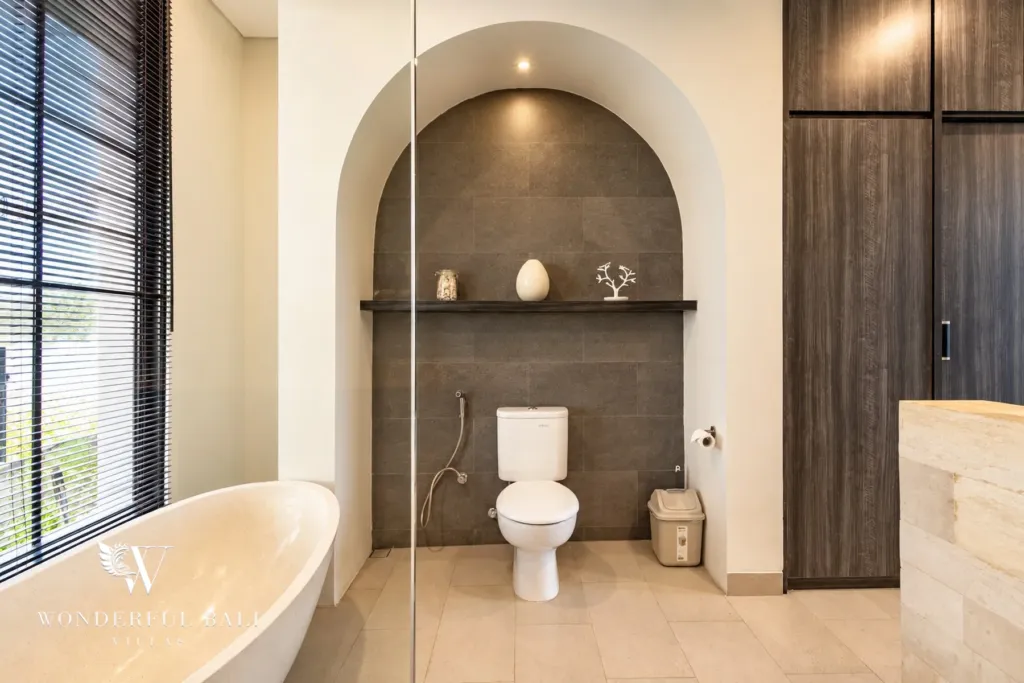 3BR villa for rent in Munggu — ensuite bathroom with bathtub and arched niche