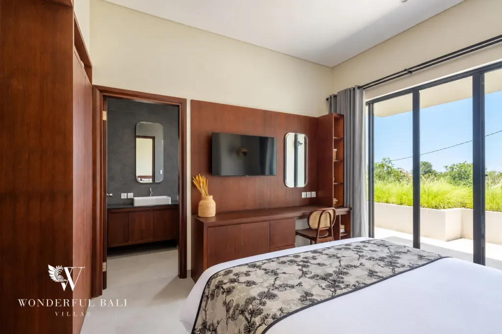 3BR villa for rent in Ungasan, Uluwatu — bedroom, the queen bedroom with its en-suite and balcony doors