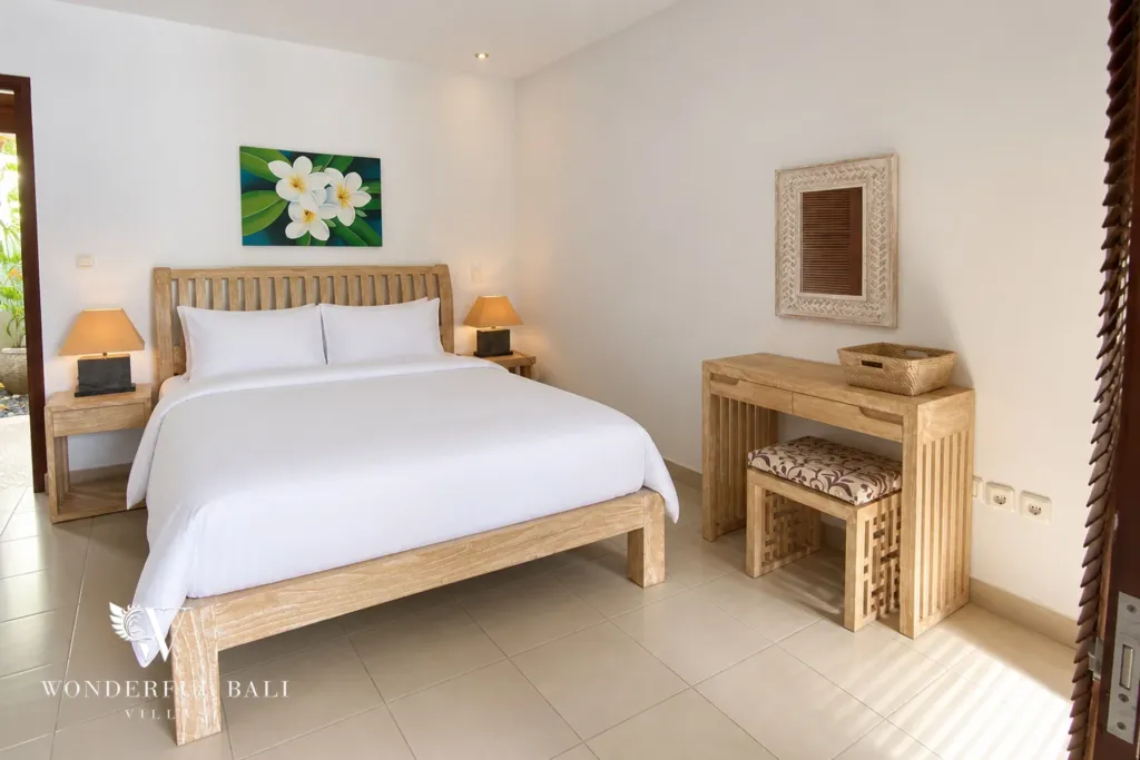 3BR villa for rent in Padonan, Canggu — bedroom, second guest bedroom with timber blinds and garden door
