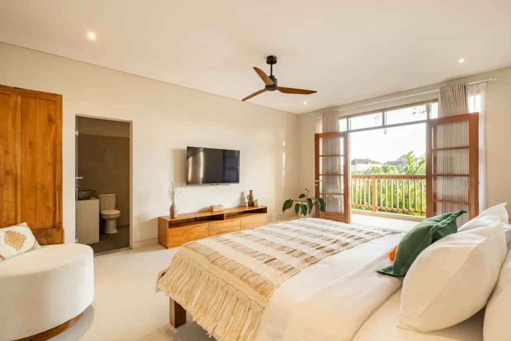 Upstairs bedroom with its en-suite and balcony doors at Villa Reviva