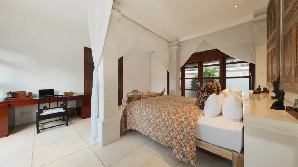 Bedroom with a writing desk and window daybed at Villa V Seminyak