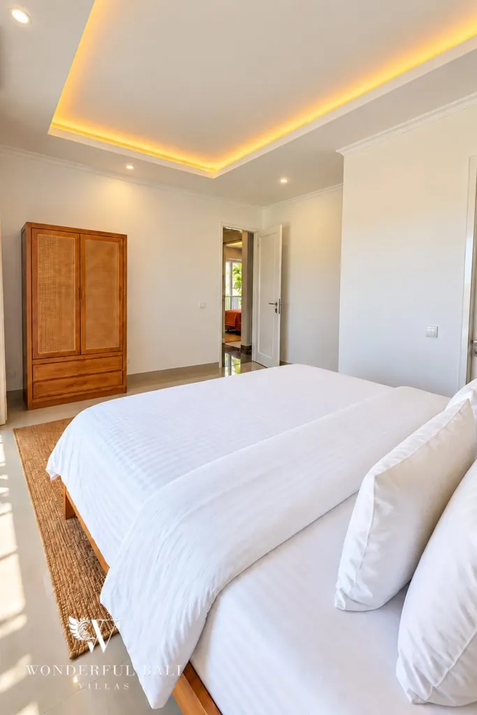 3BR villa for rent in Padonan — bedroom with double bed and rattan wardrobe