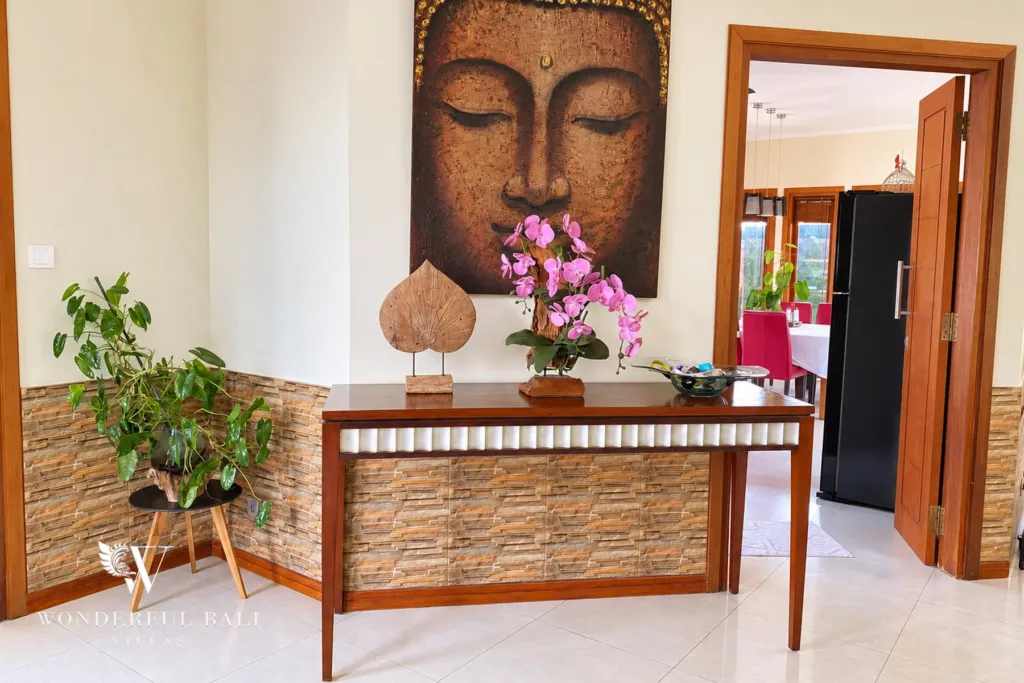 3BR villa for rent in Sanur — entrance hall with console table