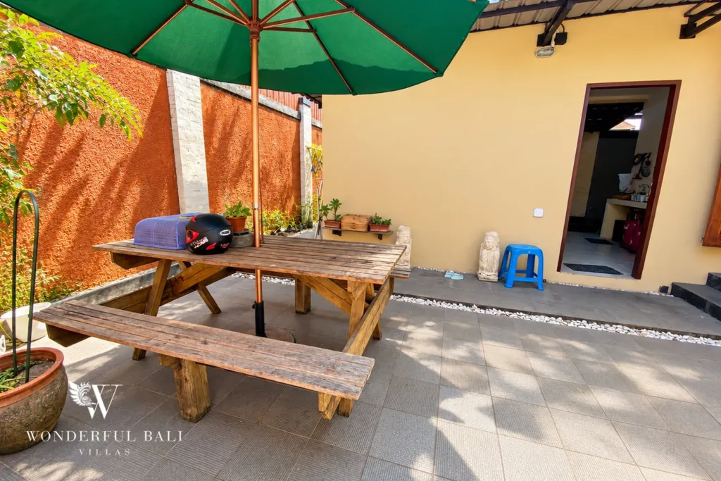 3BR villa for rent in Sanur — outdoor dining table in the back courtyard