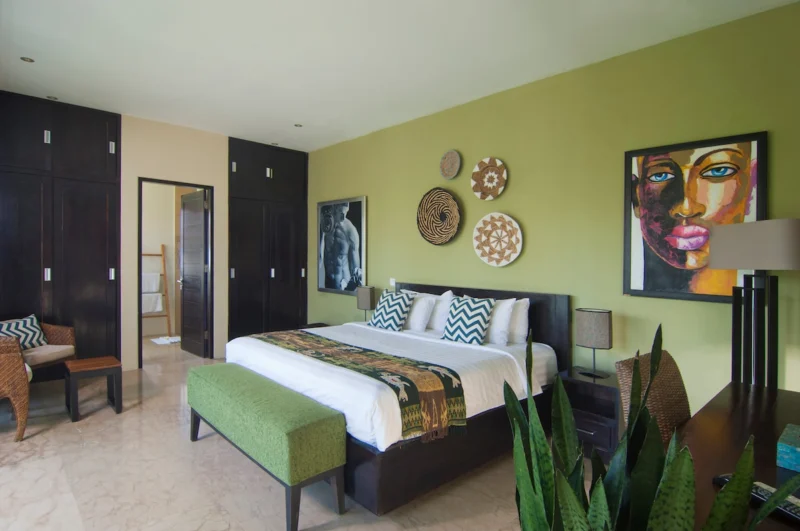 Master bedroom with king size bed at Villa Casaneo Bali.