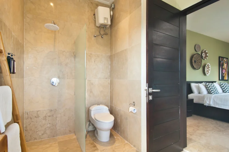 En-suite bathroom with shower in the master bedroom.
