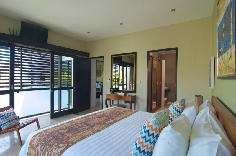 Guest bedroom with king bed at Villa Casaneo Bali.