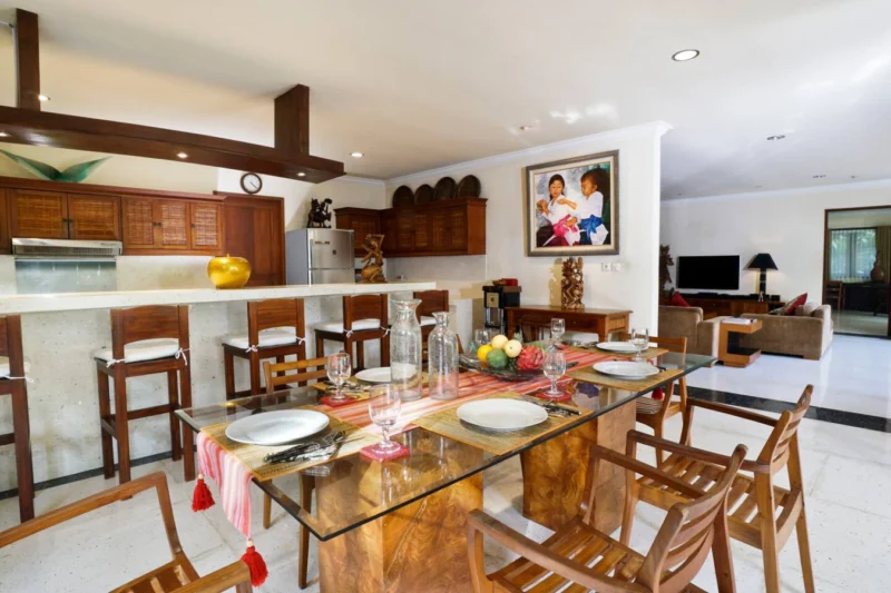 enjoy your breakfast in the dining area with a stunning garden view