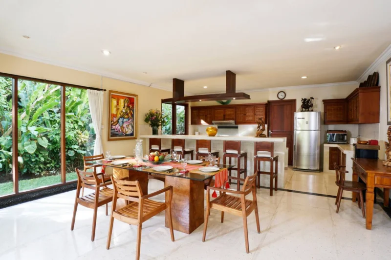 dining area with space for 6 people and more