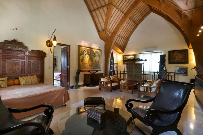 common area upstairs with an extra king size bed and seating area