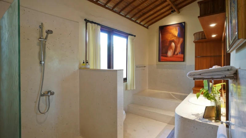 Private bathroom with shower of the second bedroom at Villa Bali Maja.